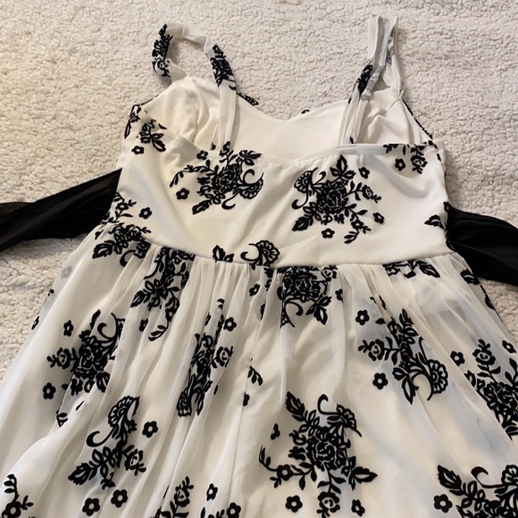 White and black floral dress ✨LAST CHANCE - Picture 3 of 6